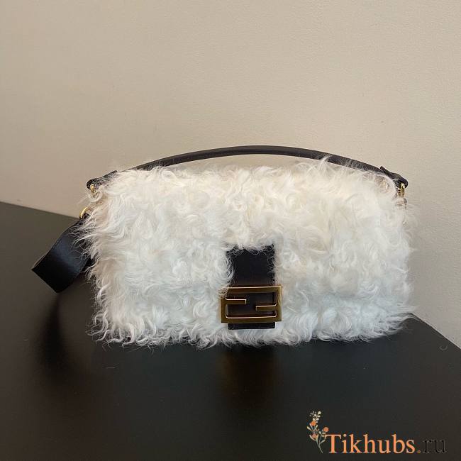 Fendi Baguette White Mohair Bag 27x15x6cm - 1