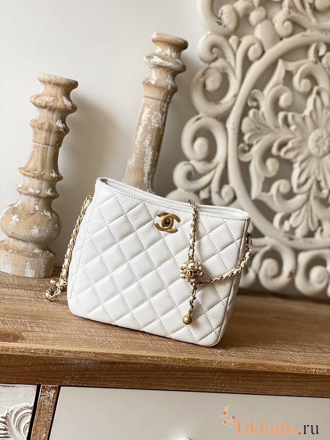 Chanel 22S Pearl Hobo Bag Lambskin White 19x17x8.5cm - 1