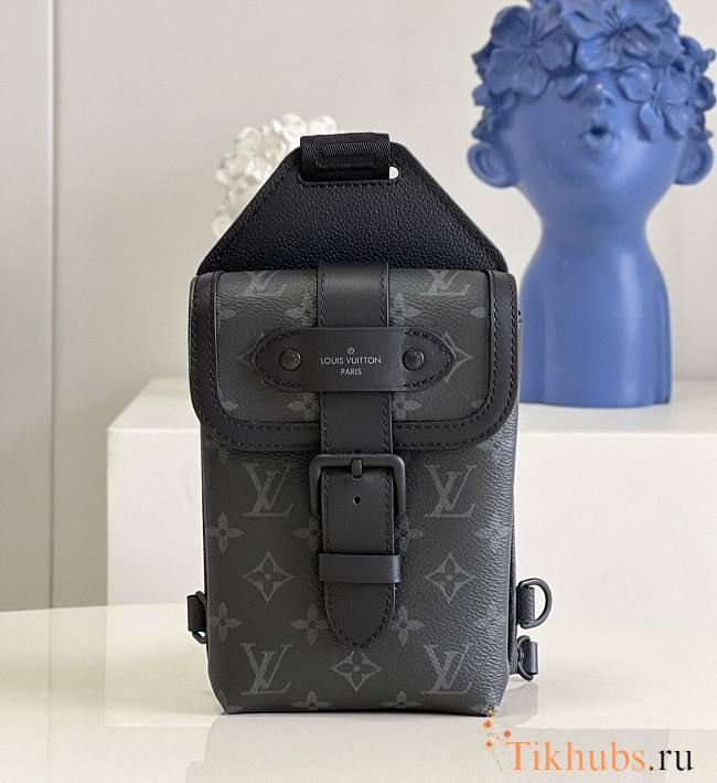 Louis Vuitton LV Saumur Slingbag Black 13x18x3.5cm - 1