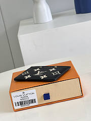 Louis Vuitton LV Card Holder Black 11x7.5cm - 5