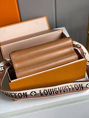 Louis Vuitton LV Twist MM Bag Honey Gold 23 x 17 x 9.5 cm - 2