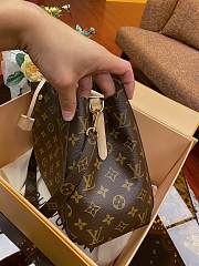 Louis Vuitton LV Montaigne MM Monogram 33 x 23 x 15 cm - 2