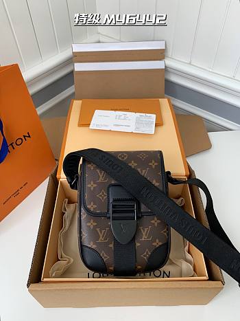 Louis Vuitton Archy Messenger Bag PM 16 x 22 x 7 cm
