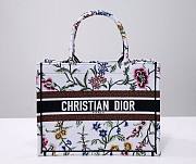 Dior Medium Book Tote White Multicolor Petites Fleurs 36 x 27.5 x 16.5 cm - 1