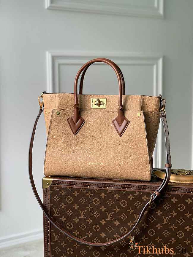 Louis Vuitton LV On My Side MM Bag Arizona 30.5 x 24.5 x 14 cm - 1