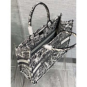 Dior Book Tote Large Plan de Paris Embroidery White and Black 42 x 35 x 18.5 cm - 5