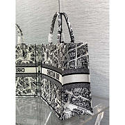 Dior Book Tote Large Plan de Paris Embroidery White and Black 42 x 35 x 18.5 cm - 4