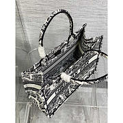 Dior Book Tote Medium Plan de Paris Embroidery White and Black 36 x 27.5 x 16.5 cm - 6