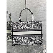 Dior Book Tote Medium Plan de Paris Embroidery White and Black 36 x 27.5 x 16.5 cm - 4