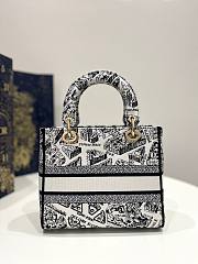 Dior Medium Lady D-lite White and Black Plan de Paris 24 x 20 x 11 cm - 3