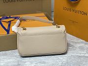 Louis Vuitton LV LockMe Chain Bag East West Gray 23.5 x 14 x 6 cm - 4