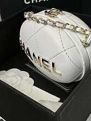 Chanel Clutch With Chain Lambskin White 8.5x12x6cm - 2