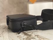Louis Vuitton Alpha Wearable Black 18.5 x 11 x 6.5 cm - 4