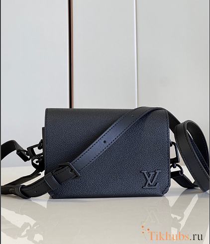 Louis Vuitton LV Fastline Black 17.3 x 12 x 7 cm - 1