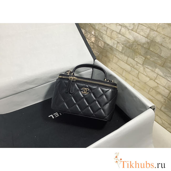 Chanel Vanity Case with Chain in Black Lambskin 17x9.5x8cm - 1