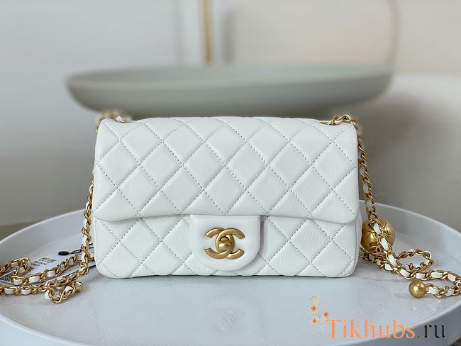 Chanel Flap Bag White Lambskin Bell 13x20x7cm - 1
