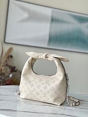 Louis Vuitton LV Why Knot PM Cream 28 x 34 x 12 cm - 4