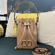 Valentino Mini Vlogo Signature Bucket Bag Nappa Leather Rose Pink 12x18x10cm - 1