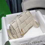 Bottega Veneta Padded Cassette Leather Shoulder Bag White 26x18x8cm - 5