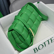 Bottega Veneta Padded Cassette Leather Shoulder Bag Green 26x18x8cm - 3