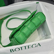 Bottega Veneta Padded Cassette Leather Shoulder Bag Green 26x18x8cm - 2