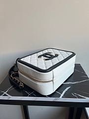 Chanel Vanity Case White Black Bag 21x15x8.5cm - 4