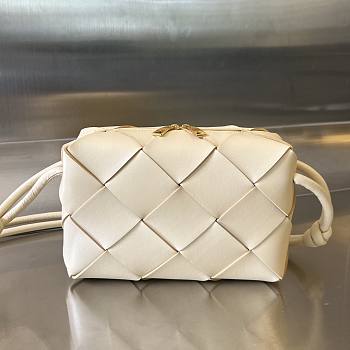 Bottega Veneta Pouch Beige Bag 22x14.5x7.5cm