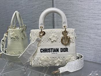 Dior Medium Lady D-Lite Bag White D-Lace 3D Macramé 24 x 20 x 11 cm