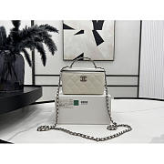 Chanel Vanity Case White Silver Lambskin 17x9.5x8cm - 4