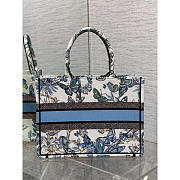 Dior Medium Book Tote White Blue Multicolor Mexico Embroidery 36 x 27.5 x 16.5 cm - 4