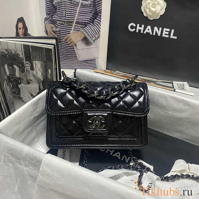 Chanel Flap Bag Lambskin Black with Black Hardware 19x14x6cm - 1