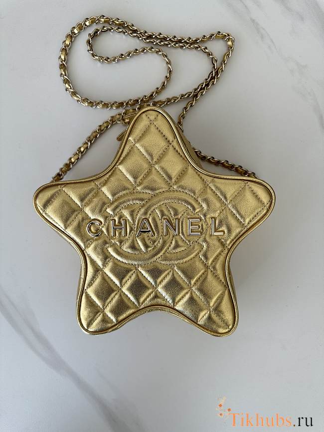Chanel Star Handbag Metallic Lambskin Gold 22.5 × 22.5 × 6 cm - 1
