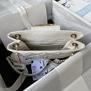 Chanel Handbag White Lambskin Gold 20x17.5x5cm - 3
