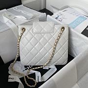 Chanel Handbag White Lambskin Gold 20x17.5x5cm - 4