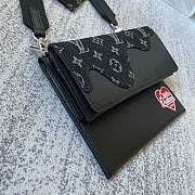 Louis Vuitton LV Trio Pouch Black 22x17x1cm - 2