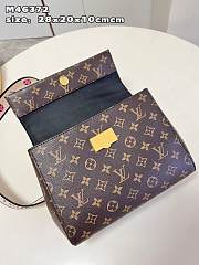 Louis Vuitton LV Cluny BB Monogram Beige Strap 28 x 20 x 10 cm - 4