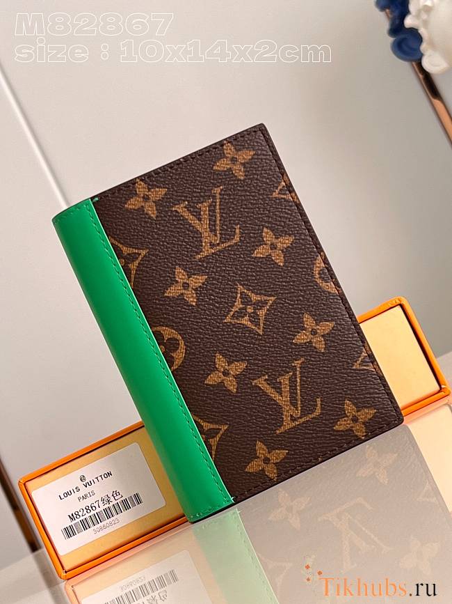 Louis Vuitton LV Passport Cover Monogram Green 10 x 14 x 2.5 cm - 1