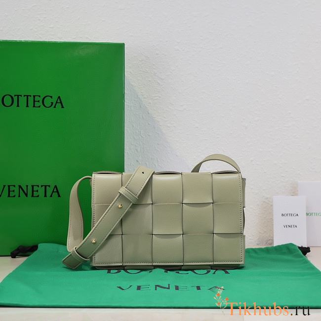 Bottega Veneta Intrecciato Leather Crossbody Bag In Green 23x15x5cm - 1