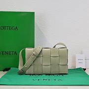 Bottega Veneta Intrecciato Leather Crossbody Bag In Green 23x15x5cm - 1