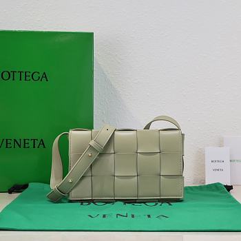 Bottega Veneta Intrecciato Leather Crossbody Bag In Green 23x15x5cm