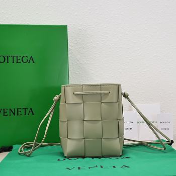 Bottega Veneta Cassette Cross-Body Bucket Green Bag 19x14x13cm