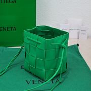 Bottega Veneta Cassette Cross-Body Bucket Bag Green 19x14x13cm - 4