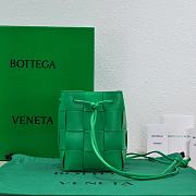 Bottega Veneta Cassette Cross-Body Bucket Bag Green 19x14x13cm - 2