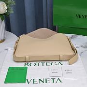 Bottega Veneta Cradle Medium Bag Beige 30x23x16cm - 2