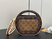 Louis Vuitton LV Around Me PM Bag 22.5 x 21 x 7 cm - 6