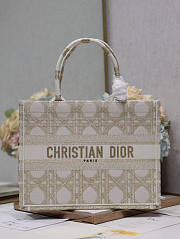 Dior Medium Book Tote White Gold Macrocannage 36 x 27.5 x 16.5 cm - 1