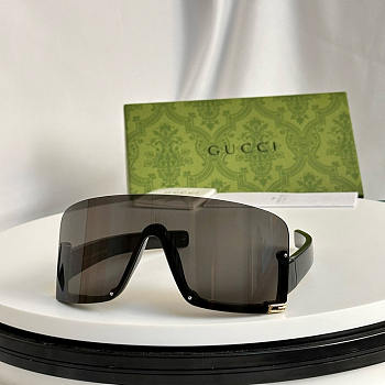 Gucci Mask Style Sunglasses in Black