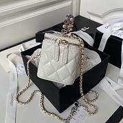 Chanel 24P Vanity Case White Lambskin 17cm - 4