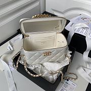 Chanel 24P Vanity Case White Lambskin 17cm - 3