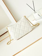 Chanel 24S Hobo White Bag 13x18x7cm - 6